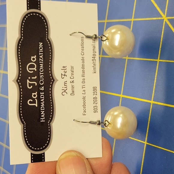 Pearl Faux Silver Tone 0.75" Dangle Round Earrings - Picture 1 of 1